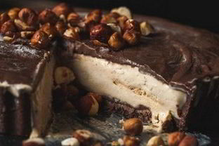 Тарт в шоколадной глазури с мороженым