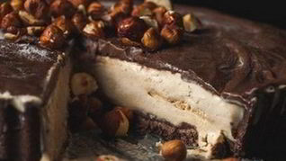 Тарт в шоколадной глазури с мороженым