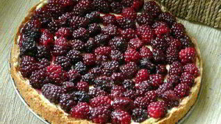 Ягодный тарт с франжипаном и лимонным кремом