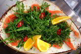 Теплое карпаччо из чавычи с руколой в апельсиновой заправке