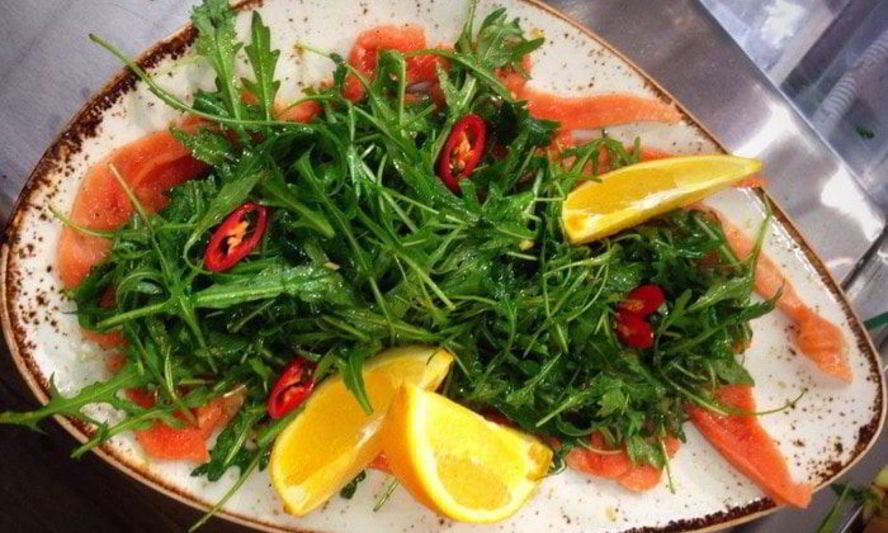 Рецепт теплого карпачча из чавычи с руколой в апельсиновой заправке