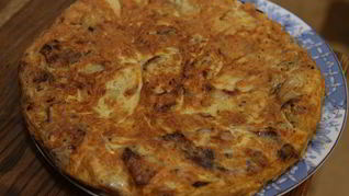 Тортилья с колбасками, картофелем и луком