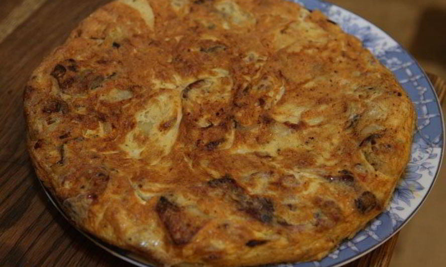 Рецепт тортильи с колбасками, картофелем и луком