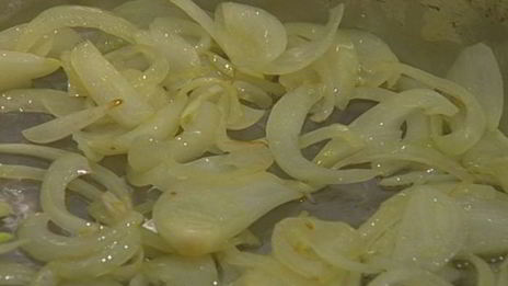 тортилья с колбасками, картофелем и луком