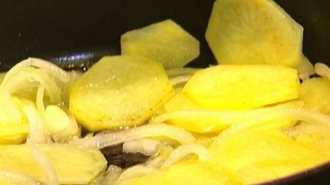 тортилья с колбасками, картофелем и луком