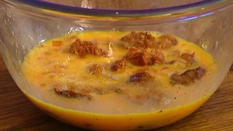 тортилья с колбасками, картофелем и луком