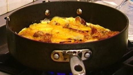 тортилья с колбасками, картофелем и луком