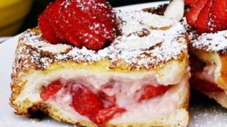 Французские тосты с начинкой из сливочного сыра и клубники