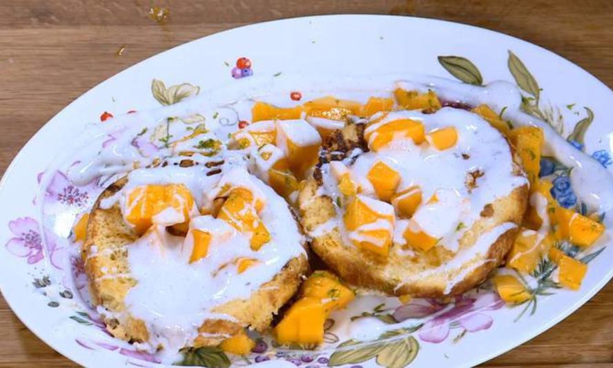 Рецепт французских тостов с ванильным йогуртом и манго