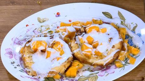 французские тосты с ванильным йогуртом и манго