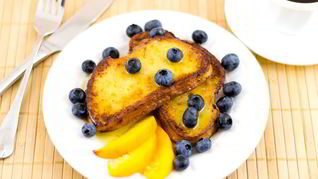 Французские тосты с ягодами и медом