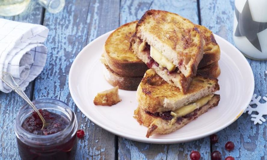 Рецепт горячего тоста с камамбером