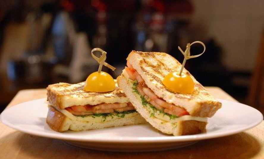 Рецепт горячего тоста с сыром и томатами