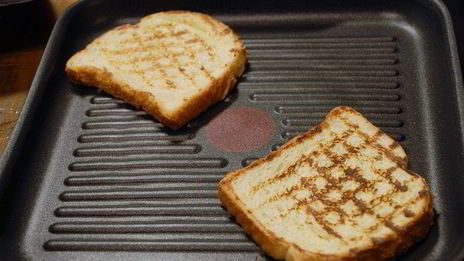 горячий тост с сыром и томатами