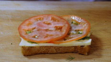 горячий тост с сыром и томатами