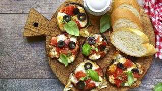 Хрустящие греческие тосты с овощами