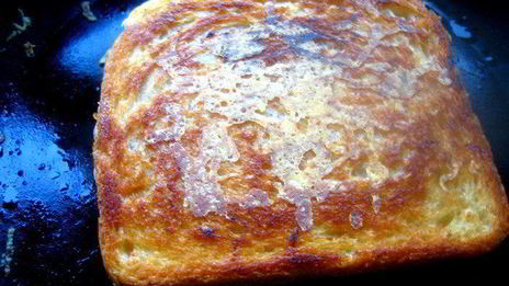 хрустящий тост с карамельным бананом