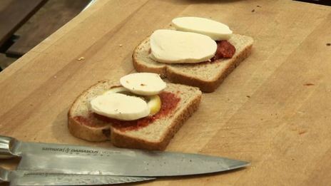 копче ные караси с томатными тостами