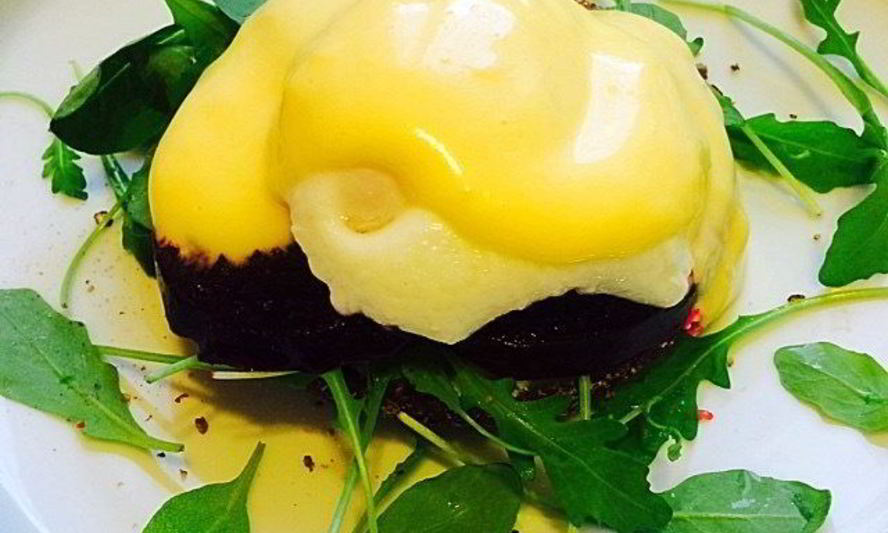 Рецепт ржаного тоста с печеной свеклой, яйцом пашот и соусом голландез