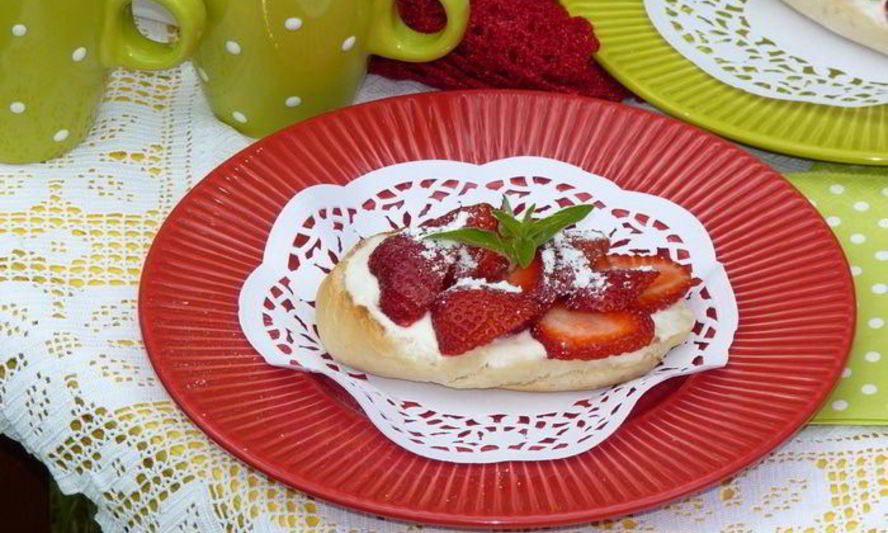 Рецепт сладких тостов с клубникой