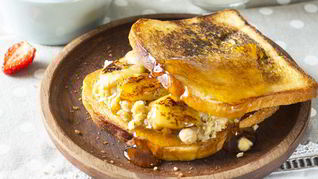 Тост с арахисовым маслом, жареными бананами и пастой из нута