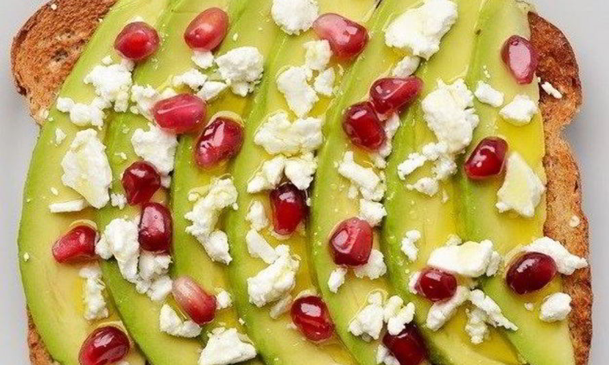 Рецепт тоста с авокадо, фетой и гранатом