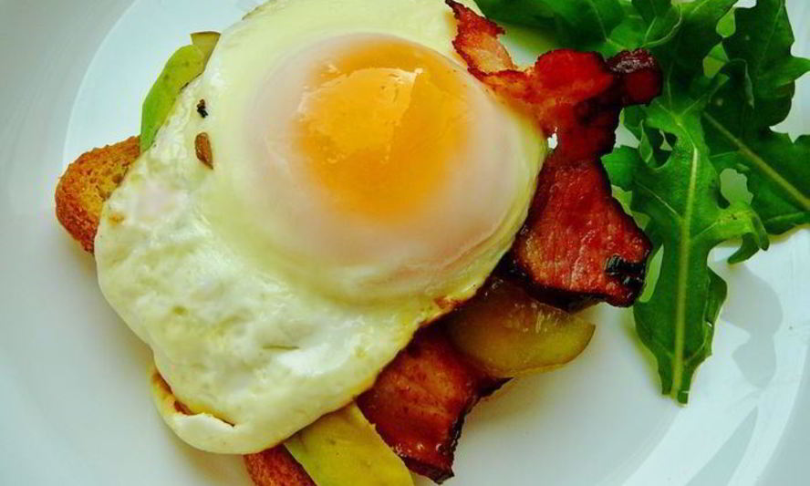 Рецепт тоста с беконом и глазуньей