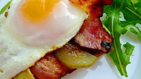 тост с беконом и глазуньей