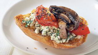 Тост с творогом, помидорами и грибами
