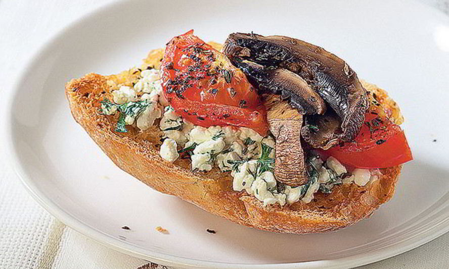 Рецепт тоста с творогом, помидорами и грибами