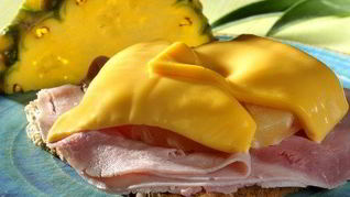 Тост с ветчиной и ананасами