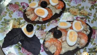 Тосты пикантные с креветками и маслинами