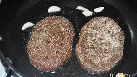 тосты пикантные с креветками и маслинами