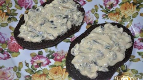 тосты пикантные с креветками и маслинами