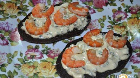 тосты пикантные с креветками и маслинами