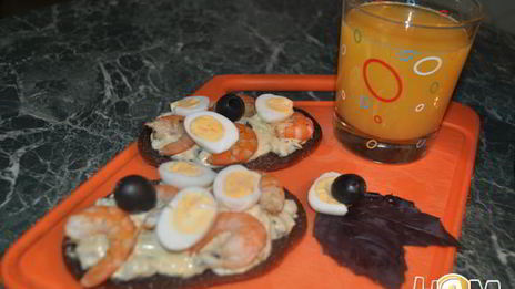 тосты пикантные с креветками и маслинами