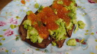 Тосты с авокадо и красной икрой