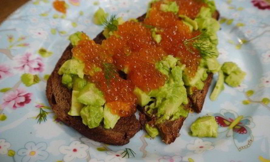 Рецепт тостов с авокадо и красной икрой