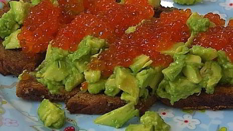 тосты с авокадо и красной икрой