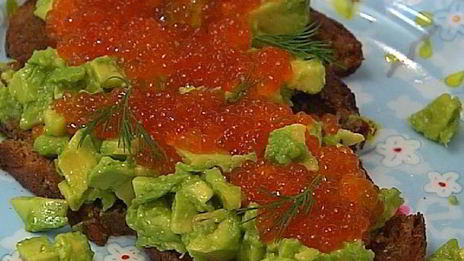 тосты с авокадо и красной икрой