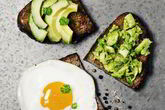 Тосты с авокадо, креветками и жареным яйцом