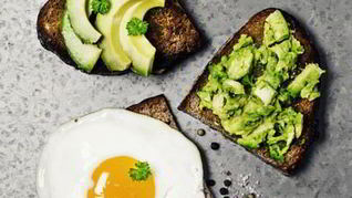 Тосты с авокадо, креветками и жареным яйцом