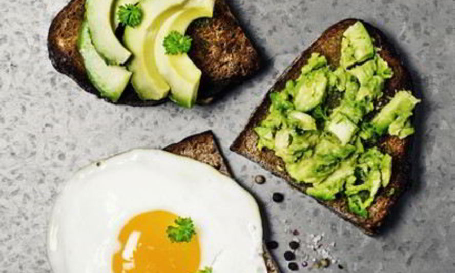 Рецепт тостов с авокадо, креветками и жареным яйцом