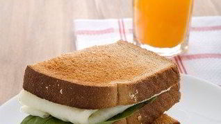 Тосты с белковым омлетом и шпинатом