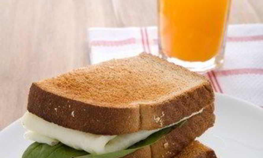 Рецепт тостов с белковым омлетом и шпинатом