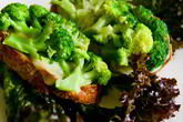 Тосты с брокколи и сыром чеддер