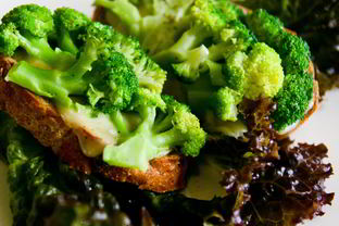 Тосты с брокколи и сыром чеддер