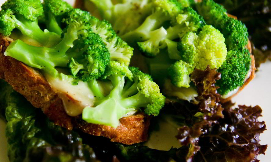 Рецепт тостов с брокколи и сыром чеддер