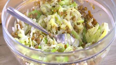 тосты с чечевицей и капустой