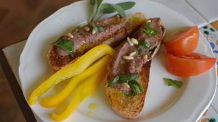 Тосты с фасолевым дипом и соусом песто